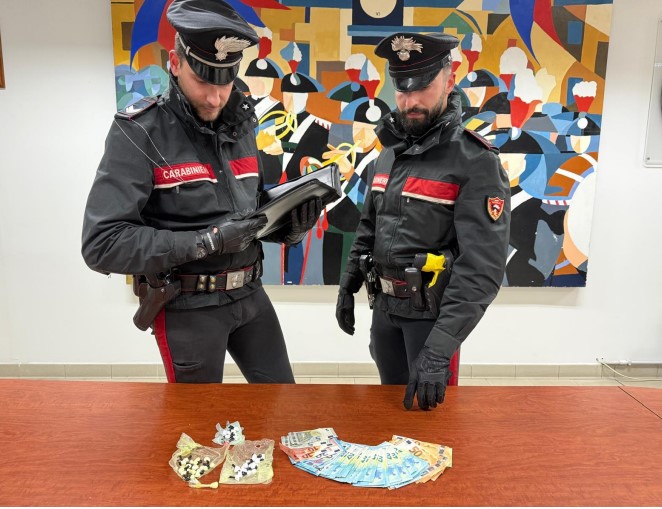 Giovane con 76 dosi di crack e contanti, arrestato