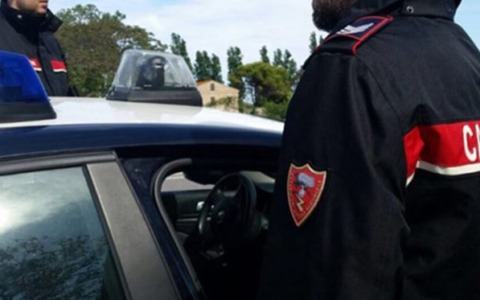 Minaccia e aggredisce un uomo con un coltello al culmine di una lite, denunciato