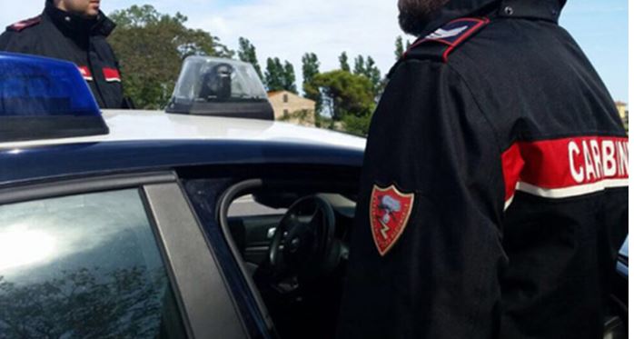 Minaccia e aggredisce un uomo con un coltello al culmine di una lite, denunciato