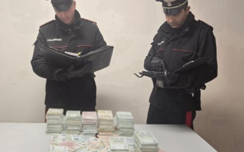 Tesoro nel pozzetto, i Carabinieri sequestrano quasi 300mila euro in contanti