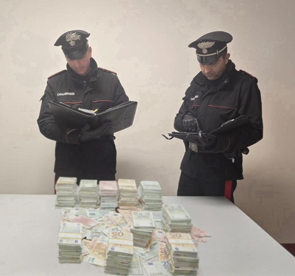 Tesoro nel pozzetto, i Carabinieri sequestrano quasi 300mila euro in contanti