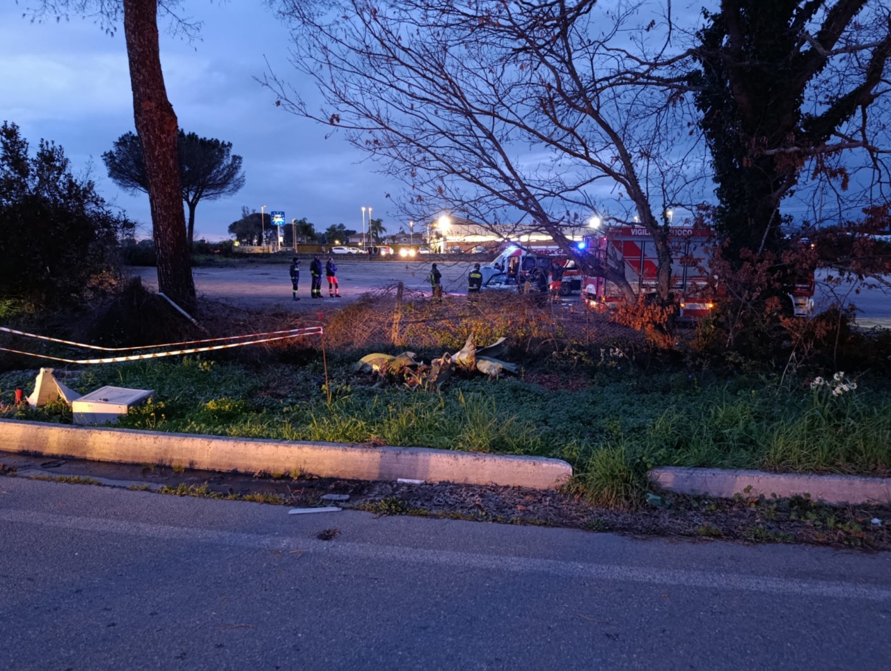 Fuori strada all’incrocio con la Pontina, morto un uomo. LE IMMAGINI