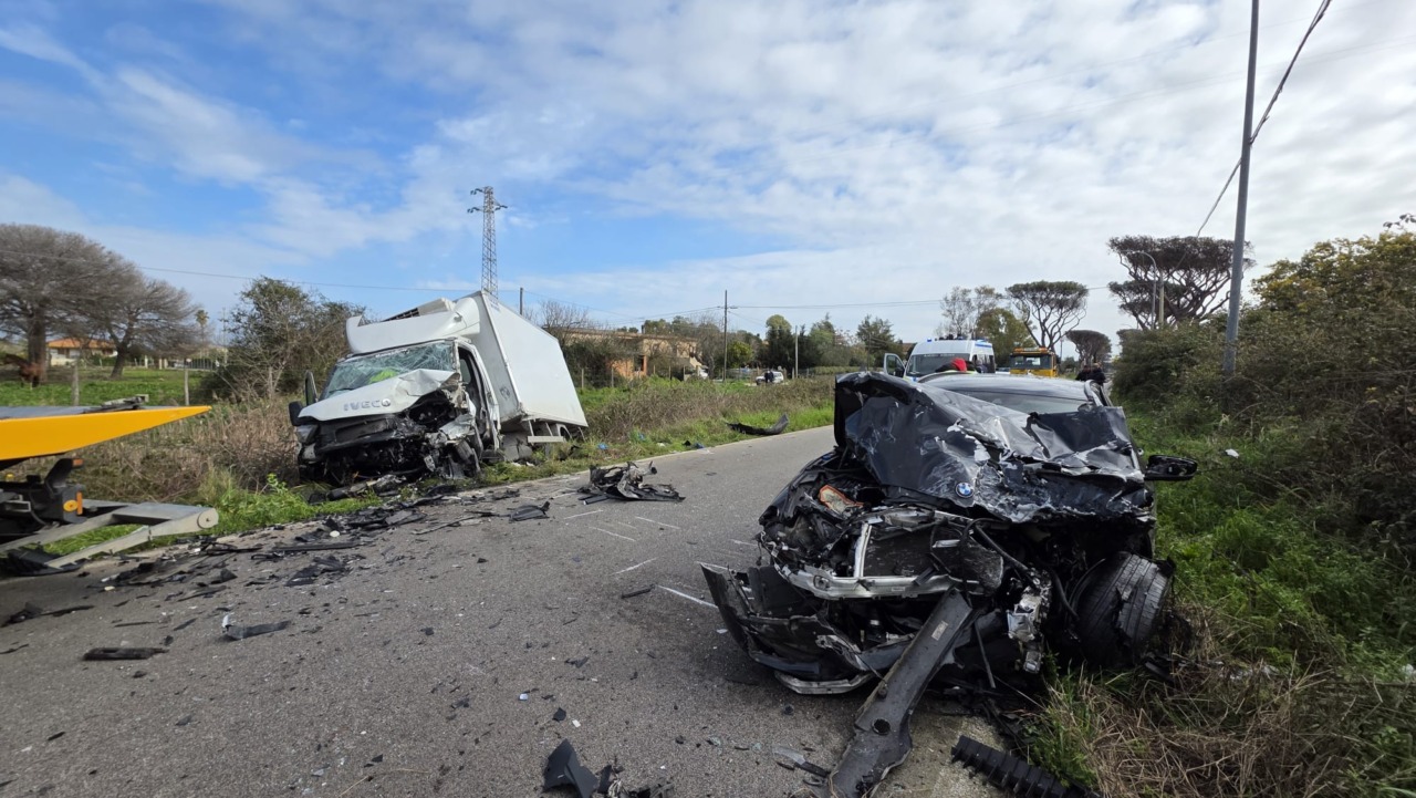Scontro frontale tra un furgone ed un’auto sulla litoranea, due feriti gravi. Illesa una bimba di 14 mesi