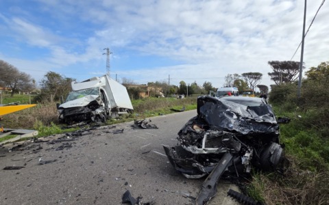 Scontro frontale tra un furgone ed un’auto sulla litoranea, due feriti gravi. Illesa una bimba di 14 mesi
