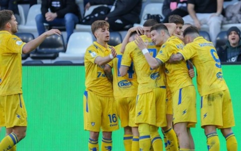 Spezia – Frosinone 0-2, i canarini restano al secondo posto