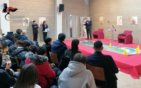 Carabinieri a scuola con i visori “anti-sballo”