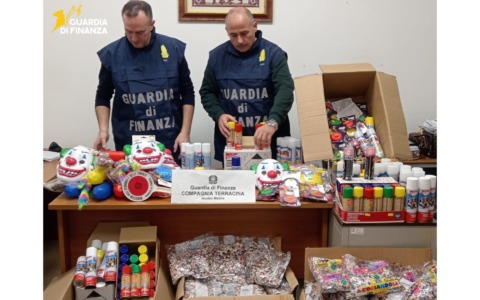 Carnevale, sequestrati in un negozio 500 articoli “pericolosi”