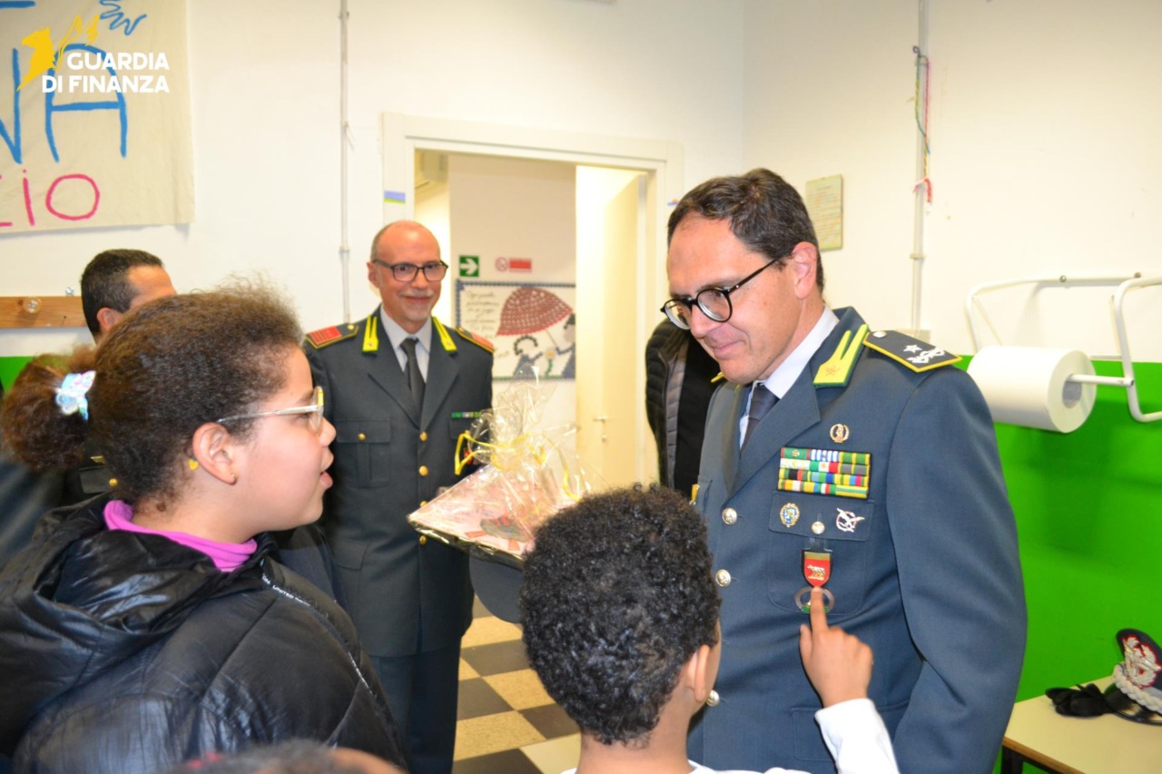 La Guardia di Finanza dona libri e giocattoli ai bimbi e ai ragazzi del Centro Minore Comunale