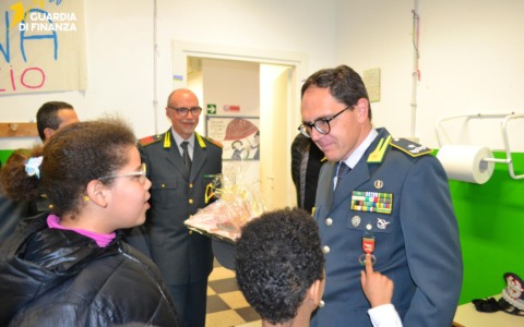 La Guardia di Finanza dona libri e giocattoli ai bimbi e ai ragazzi del Centro Minore Comunale