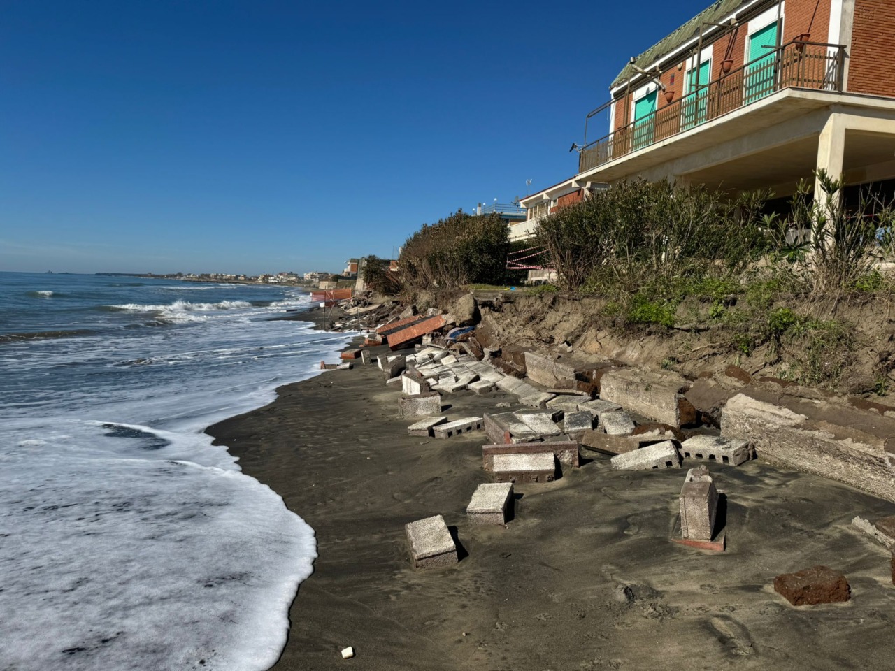 Emergenza Erosione, crolli e sgomberi al Lido