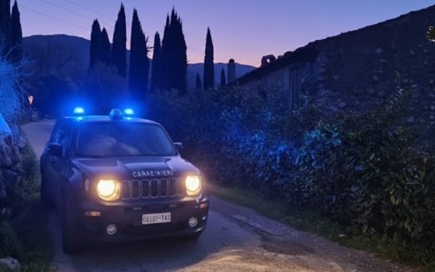 Carabinieri salvano un uomo sul tetto della sua abitazione