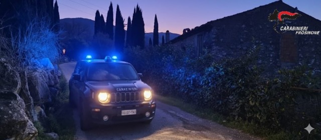 Carabinieri salvano un uomo sul tetto della sua abitazione
