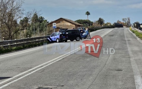 Scontro tra due auto e un furgone sulla Pontina, due feriti uno in codice rosso