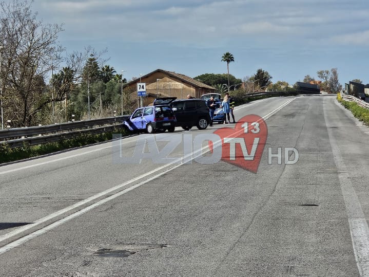 Scontro tra due auto e un furgone sulla Pontina, due feriti uno in codice rosso