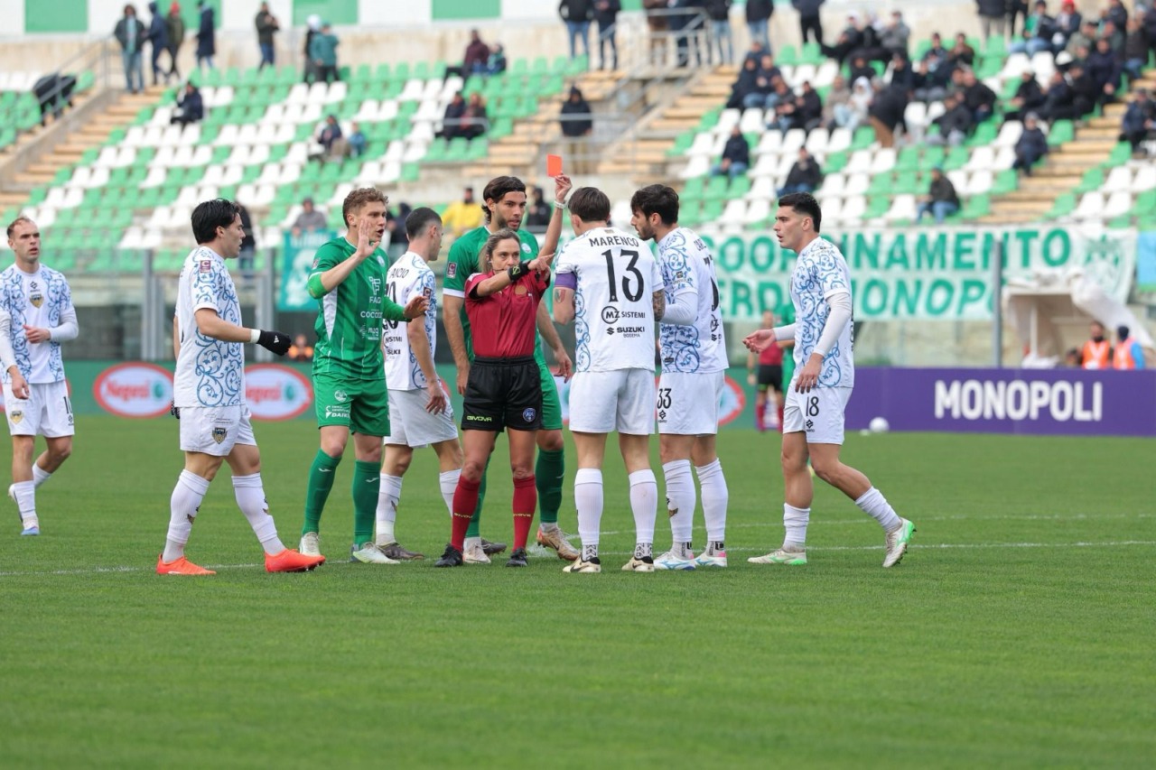 Latina sconfitto 1-0 a Monopoli. Nerazzurri in dieci per tutta la partita