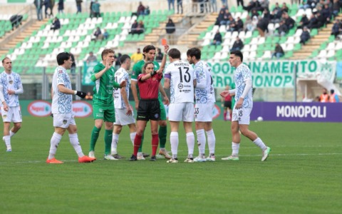 Latina sconfitto 1-0 a Monopoli. Nerazzurri in dieci per tutta la partita