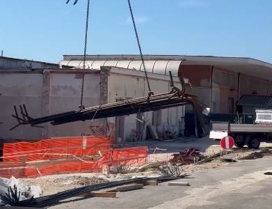 Lavori per il nuovo sovrappasso, stop ai treni alla stazione. Disagi per i pendolari