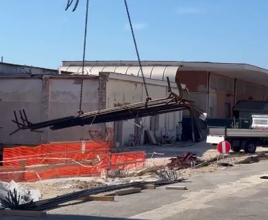 Lavori per il nuovo sovrappasso, stop ai treni alla stazione. Disagi per i pendolari