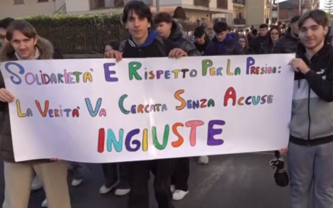 Caso Mendico, la manifestazione degli studenti per difendere la preside e le docenti sospese. VIDEO