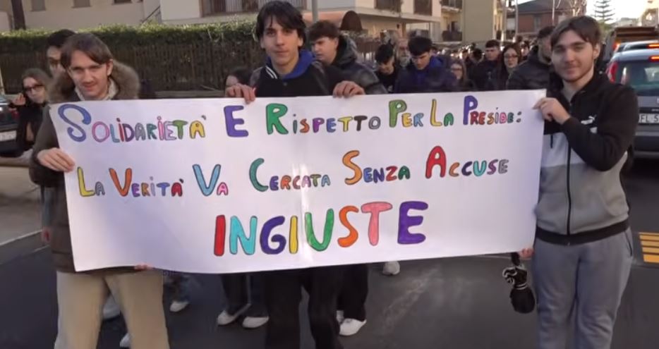 Caso Mendico, la manifestazione degli studenti per difendere la preside e le docenti sospese. VIDEO