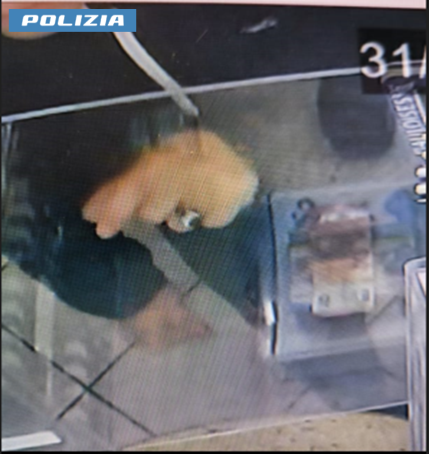 Tabaccaio aggredito e rapinato sotto casa, preso uno dei presunti responsabili