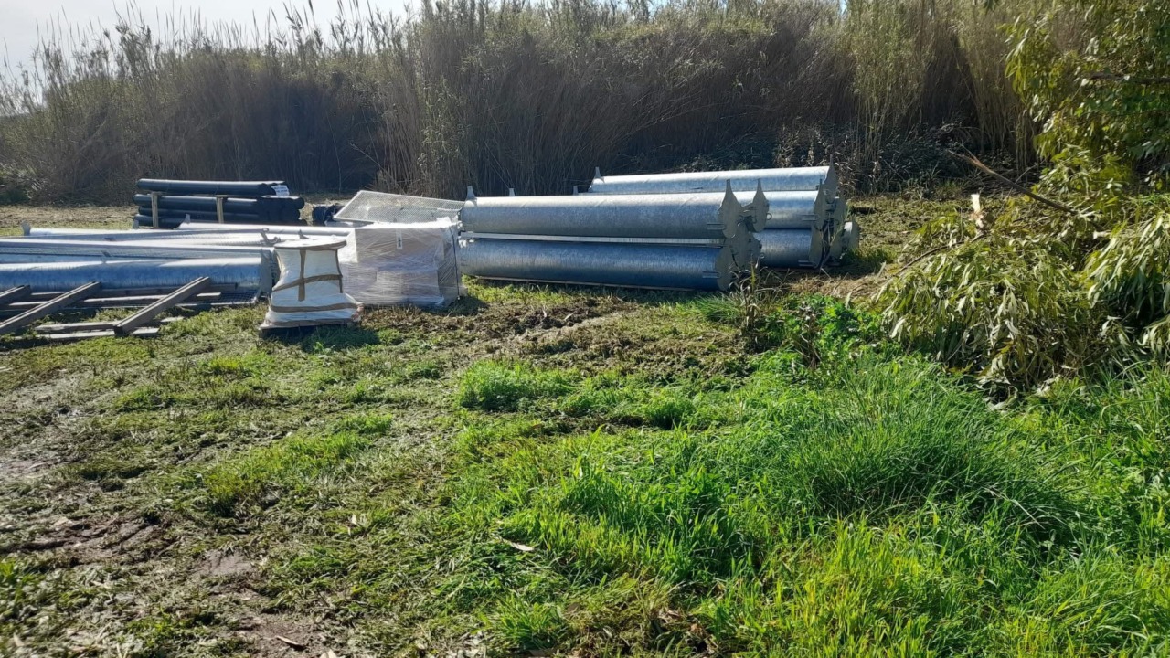 Barriere galleggianti nei canali per la raccolta dei rifiuti, avviato il progetto sperimentale