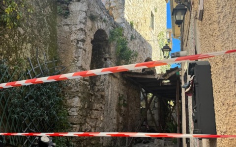 Crolla un edificio disabitato, paura nel borgo per il maltempo