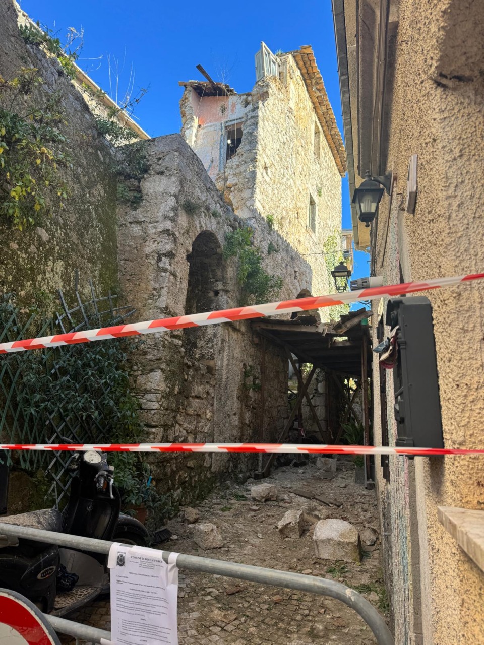 Crolla un edificio disabitato, paura nel borgo per il maltempo