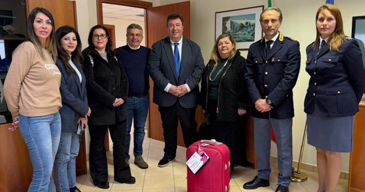 Donne vittime di violenza, donato un trolley al commissariato