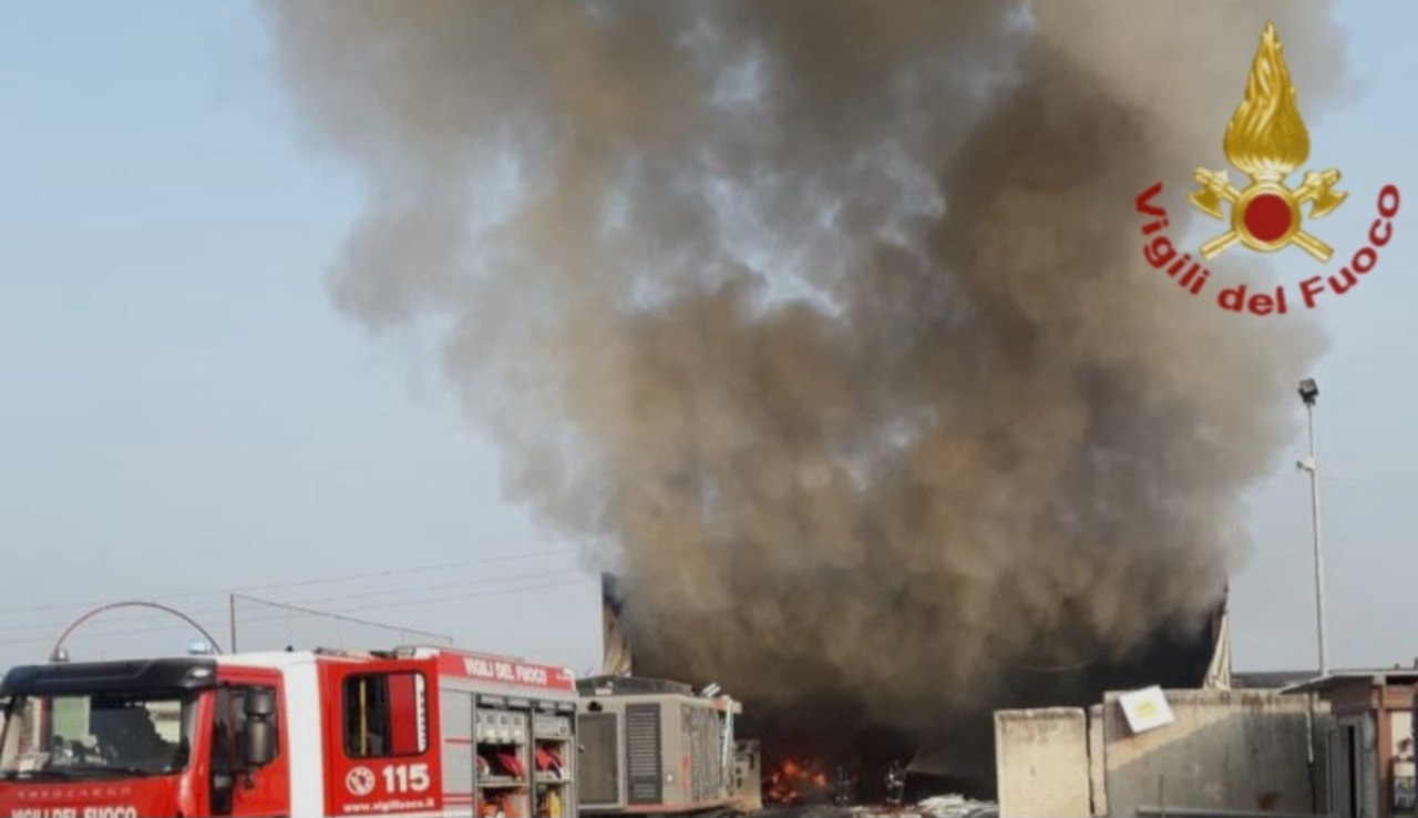 Fiamme all’eco centro di Santa Rosalia, intervento dei vigili del fuoco