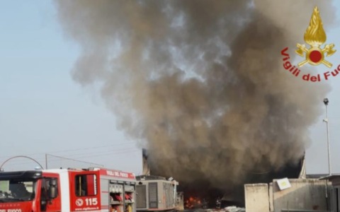 Fiamme all’eco centro di Santa Rosalia, intervento dei vigili del fuoco