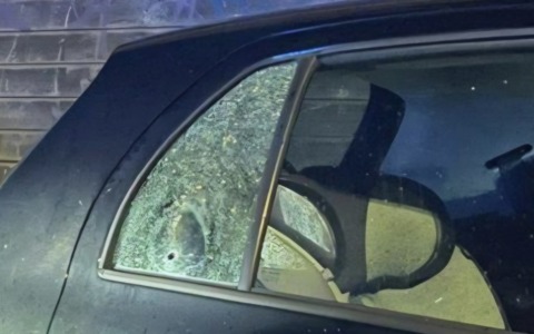 Si torna a sparare, colpo di pistola contro un’auto in via dei Garofani