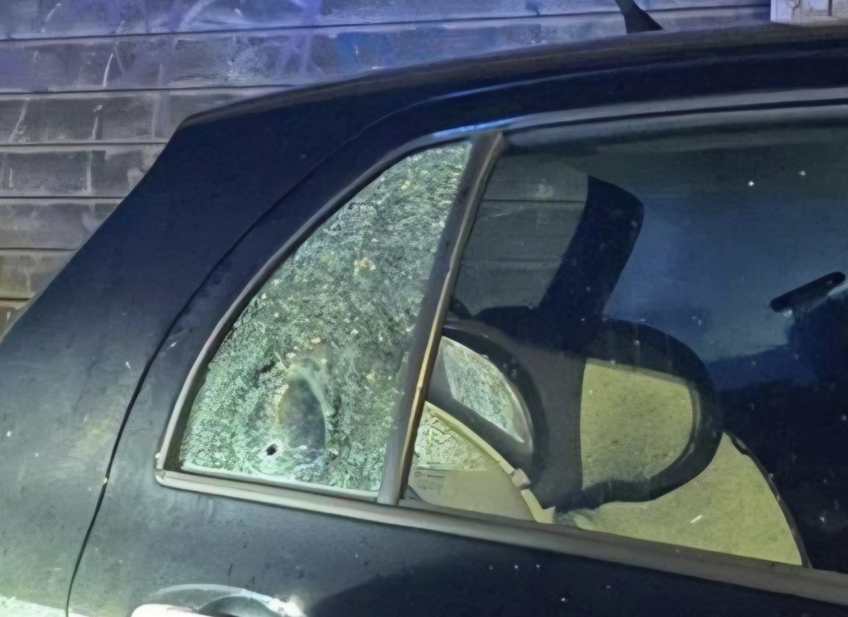 Si torna a sparare, colpo di pistola contro un’auto in via dei Garofani