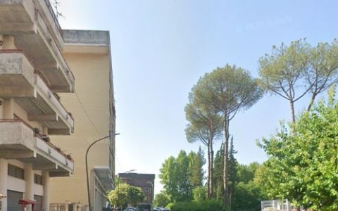 Cade dal balcone e muore a 17 anni, disposta l’autopsia