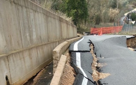 Voragine in via Famelica, sprofonda la strada. LE IMMAGINI