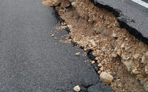 Sprofonda la strada in via Famelica