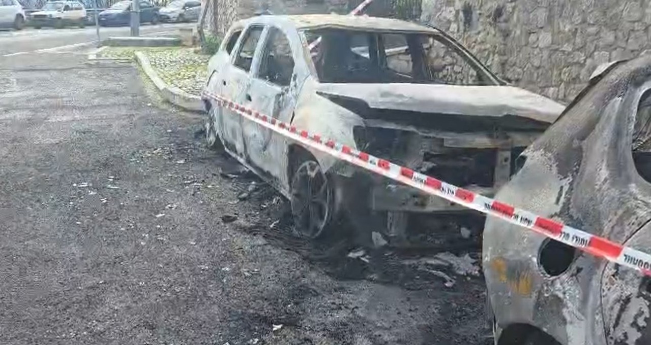 Quattro auto in fiamme nella notte in via della Conciliazione