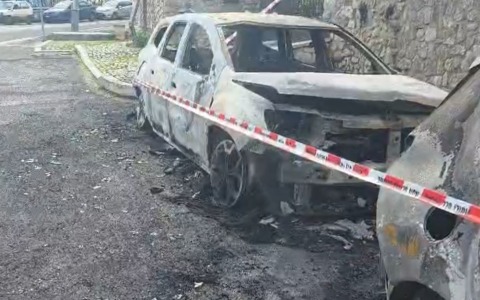 Quattro auto in fiamme nella notte in via della Conciliazione