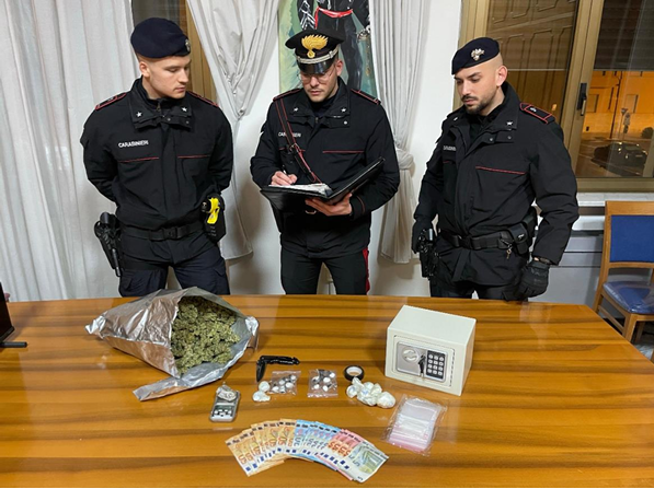 Fermato con un chilo di droga nella notte, in manette un uomo di 53 anni