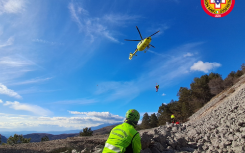 Incidente in moto: 47enne precipita in un dirupo, è grave