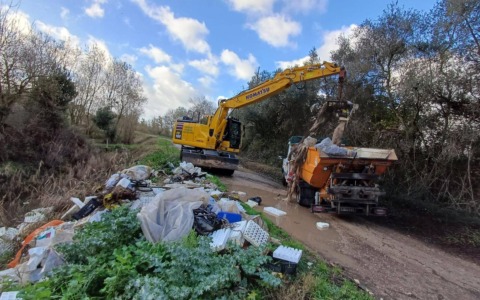Cumuli di rifiuti nei canali: nuova azione congiunta di bonifica delle periferie