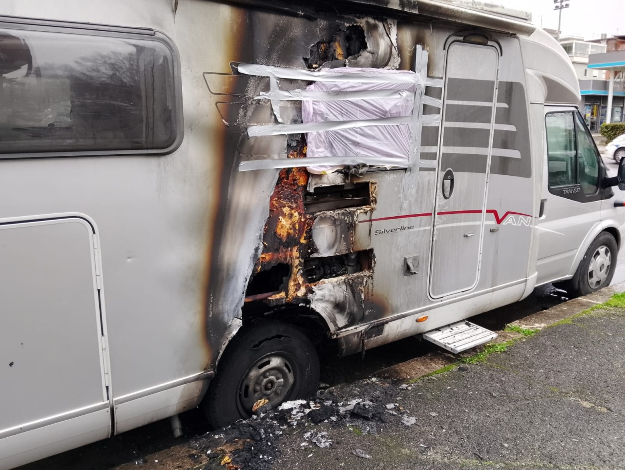 Paura nel quartiere R6, in fiamme un camper