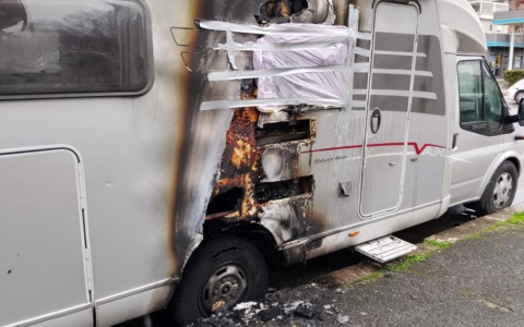 Paura nel quartiere R6, in fiamme un camper