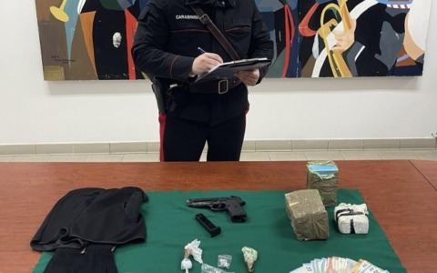Pistola modificata, passamontagna e droga, arrestato un ventenne