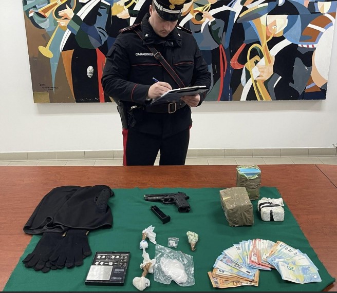 Pistola modificata, passamontagna e droga, arrestato un ventenne