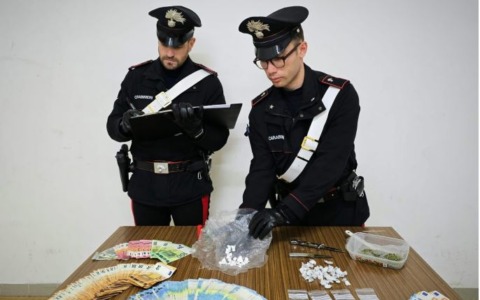 Spaccio e banconote false, arrestati due giovani dai Carabinieri