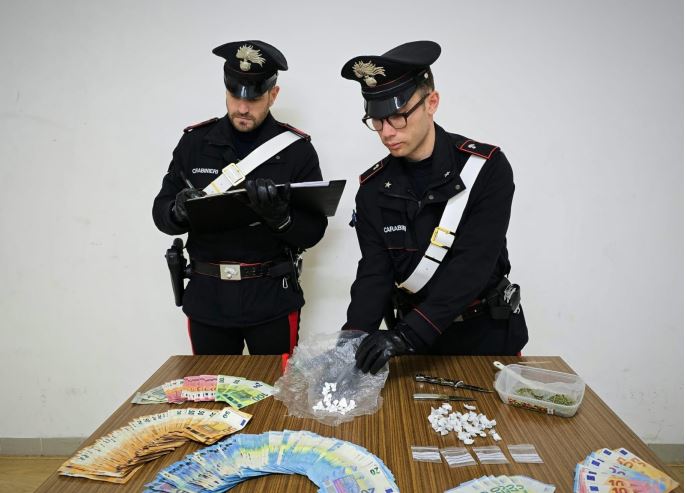 Spaccio e banconote false, arrestati due giovani dai Carabinieri