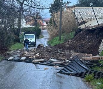 Frana sulla strada a causa del maltempo, chiuso il tratto