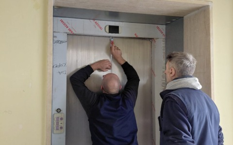 Scuola San Bartolomeo: dopo anni di attesa, l’ascensore entra finalmente in funzione