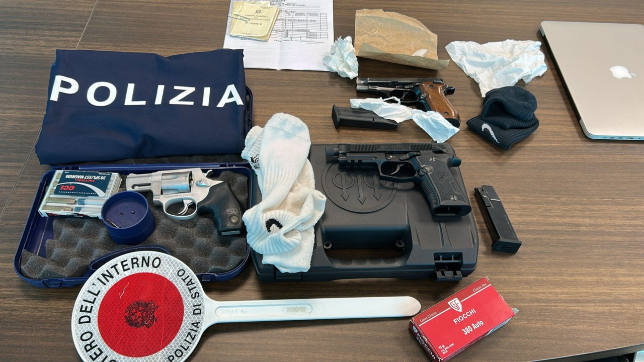 Dopo gli spari trovata una pistola rubata in un vaso, arrestato un uomo